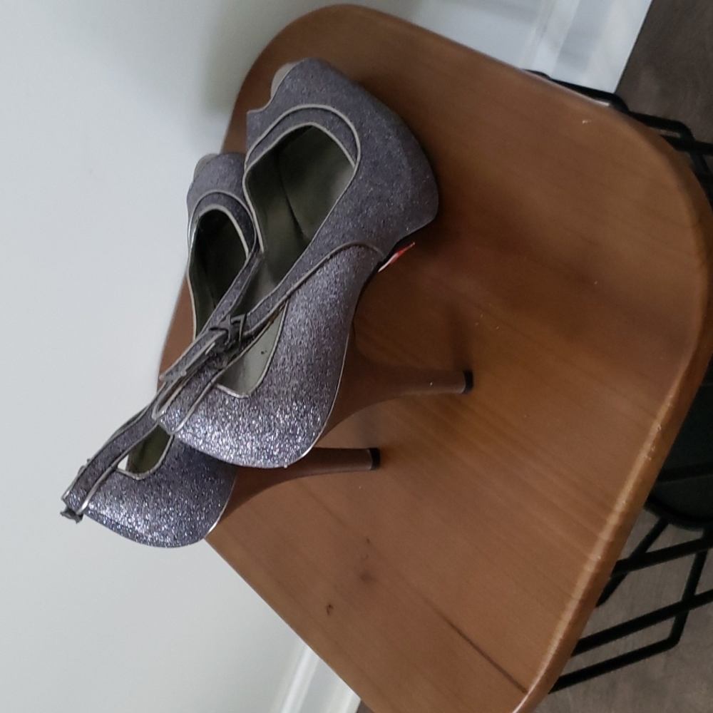 Heels - Picture 2 of 3